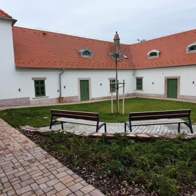Tata Kőfaragó-ház
