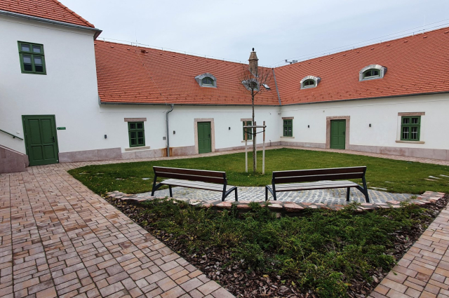 MEGÚJULT TATÁN A KŐFARAGÓ-HÁZ